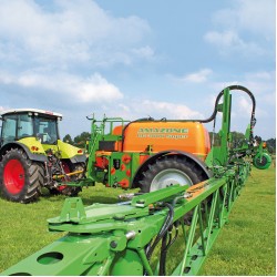 Masina de erbicidat tractata UG