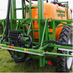 Masina de erbicidat tractata UG