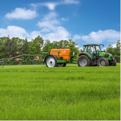 Masina de erbicidat tractata UG