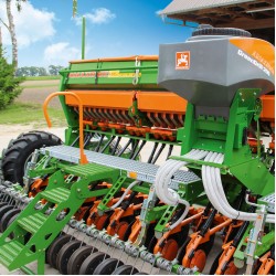 Semanatoare mecanica purtata D9 Semanatoare mecanica purtata D9